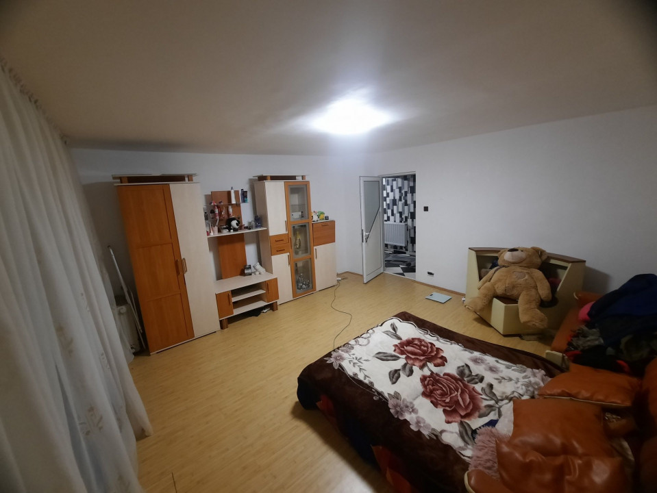 Apartament cu 2 camere decomandat. 57 mp uili, bucatarie XXL, 71000 euro