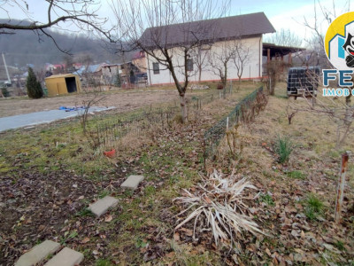 Valea Budului, jud Bacau, 2400 mp teren intre case, la poala padurii