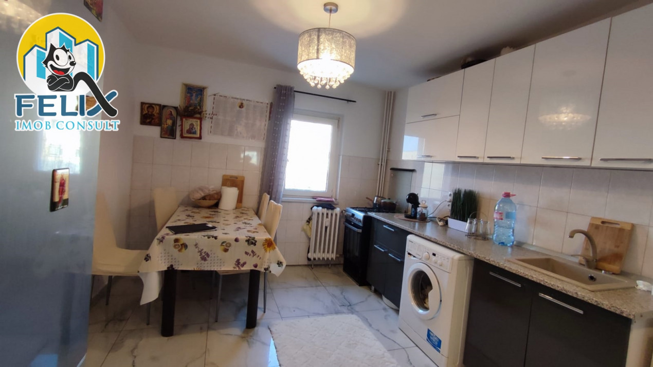 Apartament cu doua camere decomandat, bucatarie model XXL, etaj intermediar