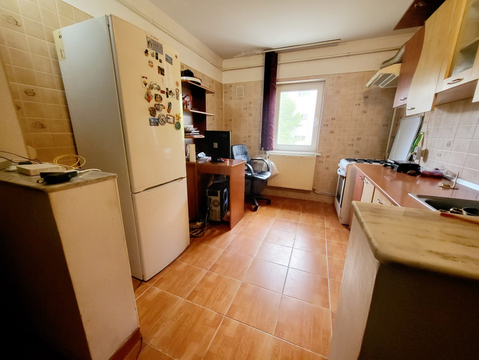 Cartier Neagoe Voda - Martiri, Apartament 3 cam Decomandat, etaj 1/4, bloc 1988