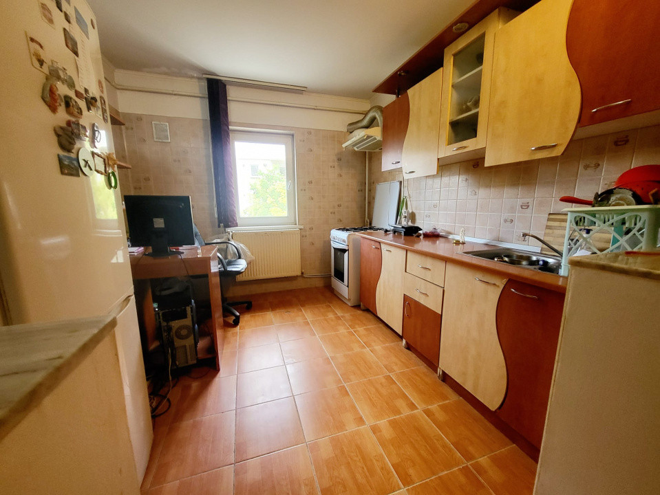 Cartier Neagoe Voda - Martiri, Apartament 3 cam Decomandat, etaj 1/4, bloc 1988
