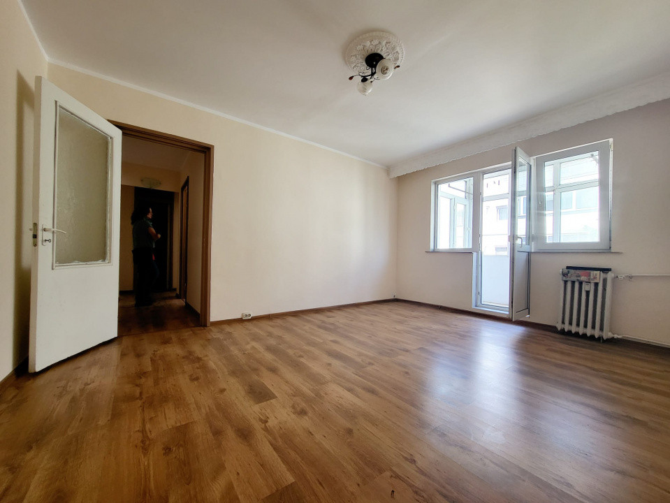 Cascada, Apartament 3 camere, etaj 2/4 + balcon, Bloc 1980, izolat
