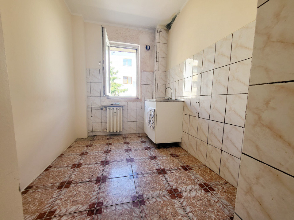 Cascada, Apartament 3 camere, etaj 2/4 + balcon, Bloc 1980, izolat