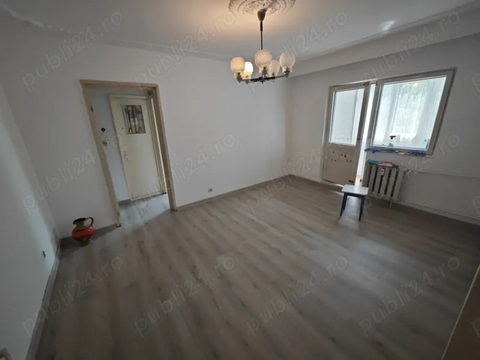 Vânzare apartament 3 camere semidecomandat – etaj 3/4 – str. Republicii, Bacău