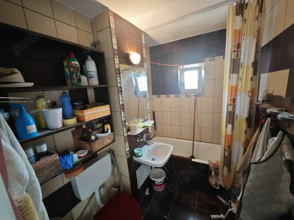 Vânzare apartament 3 camere semidecomandat – etaj 3/4 – str. Republicii, Bacău