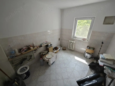 Vânzare apartament 3 camere semidecomandat – etaj 3/4 – str. Republicii, Bacău