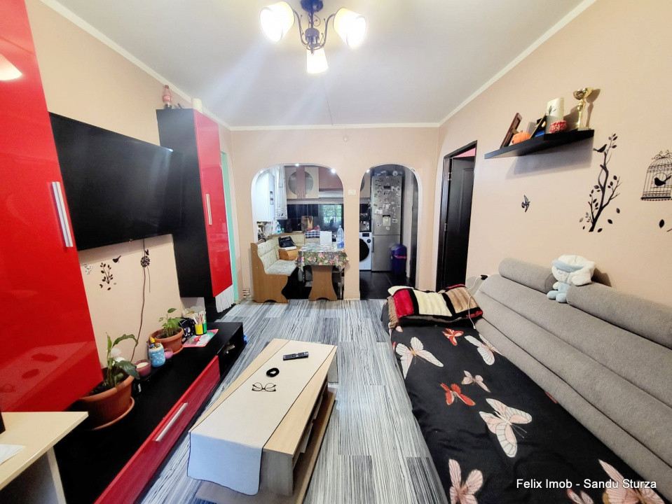 Vand apartament 3 camere, Str Stadionului, etaj 1/4, cu centrala