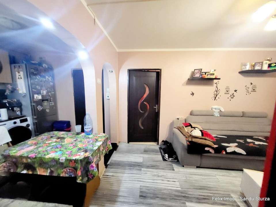 Vand apartament 3 camere, Str Stadionului, etaj 1/4, cu centrala