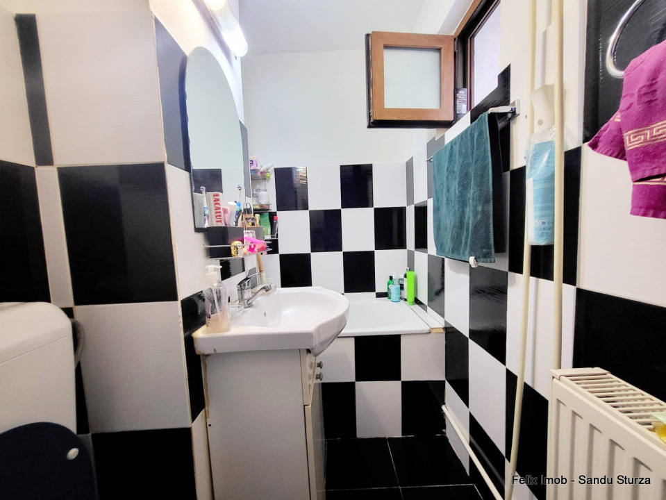 Vand apartament 3 camere, Str Stadionului, etaj 1/4, cu centrala