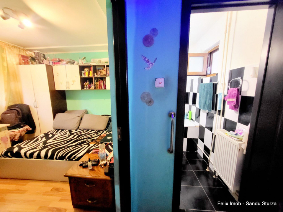 Vand apartament 3 camere, Str Stadionului, etaj 1/4, cu centrala