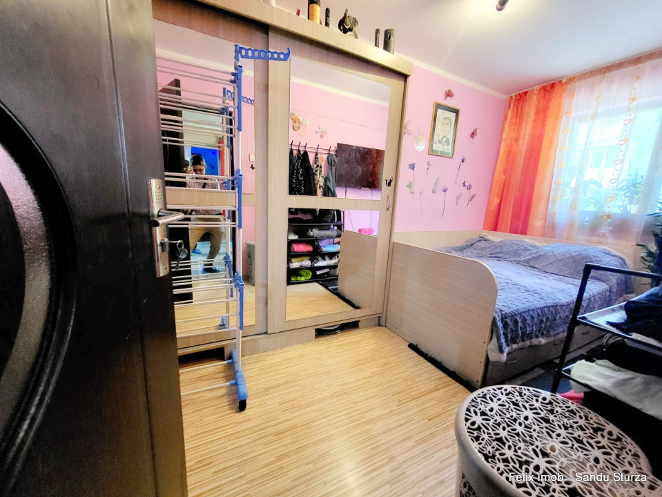 Vand apartament 3 camere, Str Stadionului, etaj 1/4, cu centrala