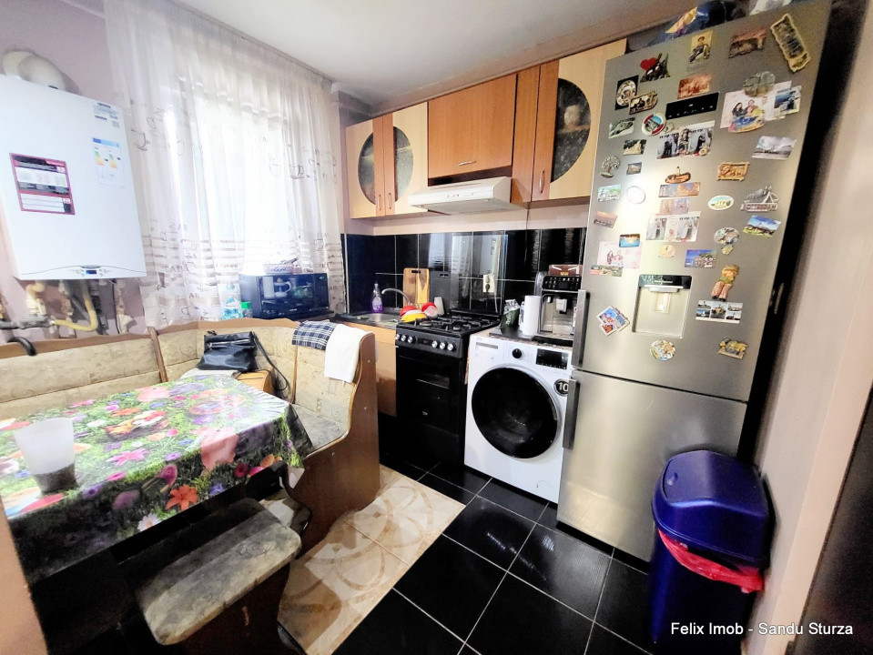 Vand apartament 3 camere, Str Stadionului, etaj 1/4, cu centrala