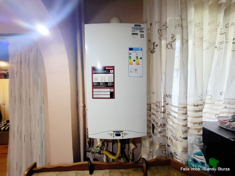 Vand apartament 3 camere, Str Stadionului, etaj 1/4, cu centrala