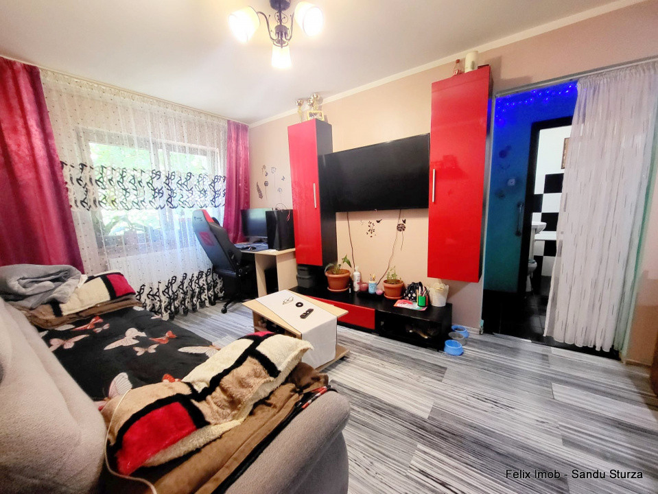 Vand apartament 3 camere, Str Stadionului, etaj 1/4, cu centrala