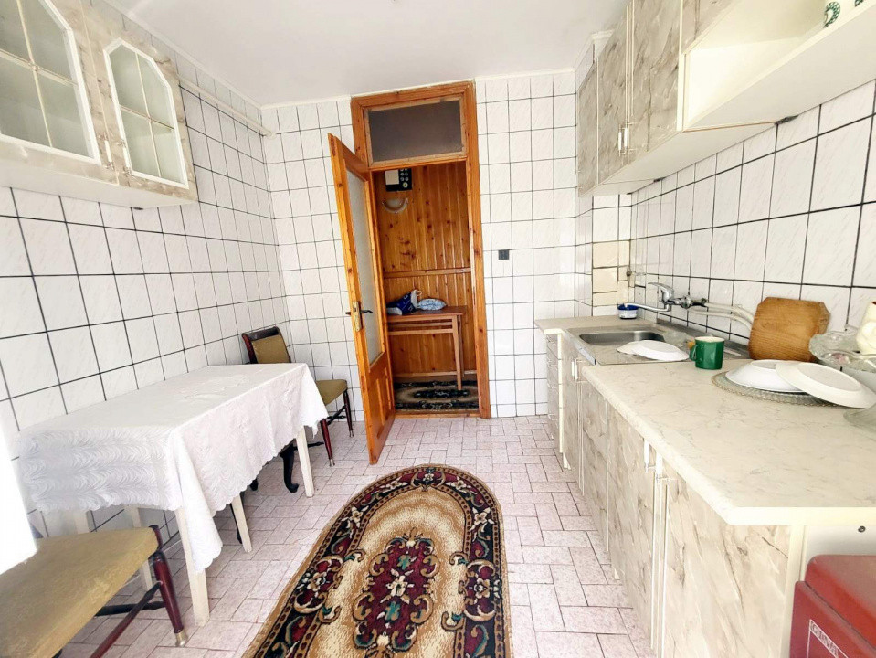 Republicii -Apartament 3 camere, etaj 2/4, bloc 1982, spatios, centrala