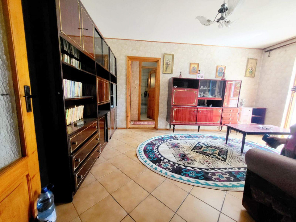 Republicii -Apartament 3 camere, etaj 2/4, bloc 1982, spatios, centrala