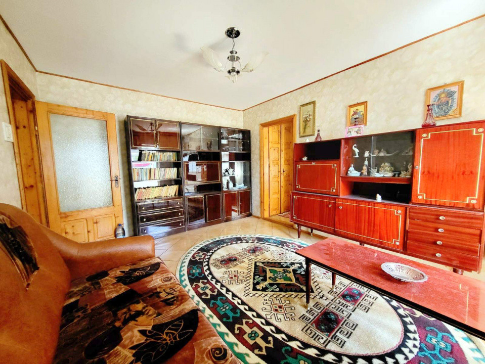 Republicii -Apartament 3 camere, etaj 2/4, bloc 1982, spatios, centrala