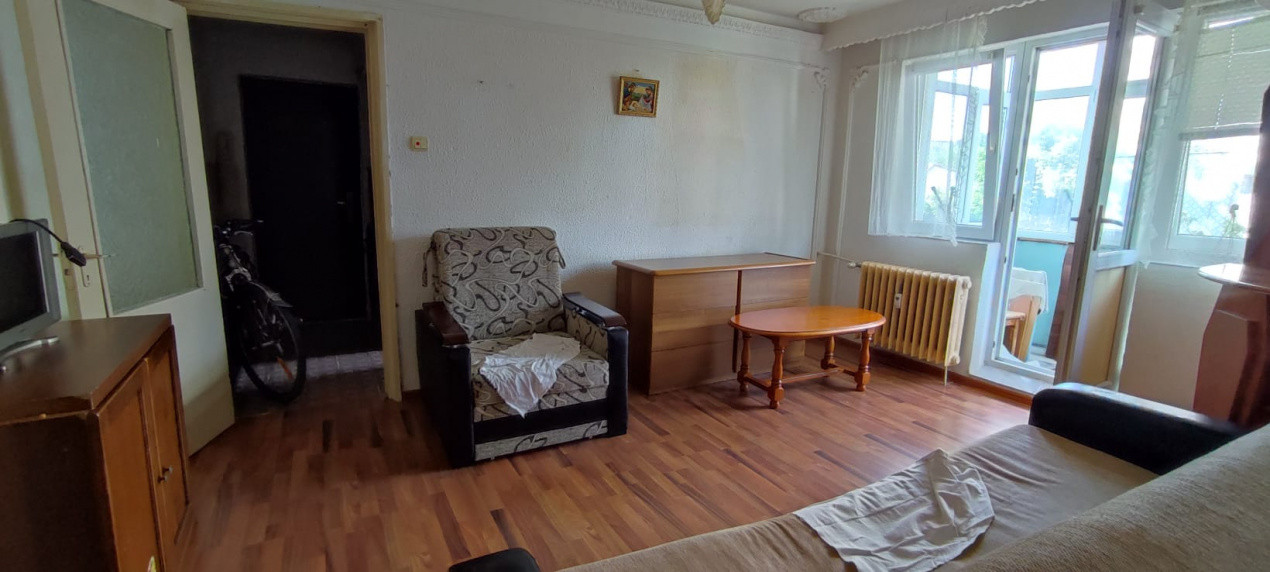 Milcov, apartament cu doua camere, aproape de statiile de autobuz, 250 euro