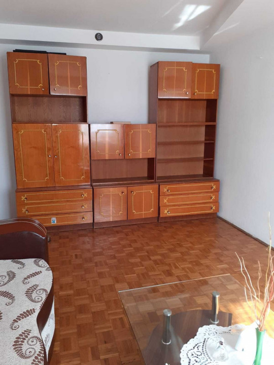 Centru, Str 9 Mai - Precista, Apartament cu 3 camere semidecomandat