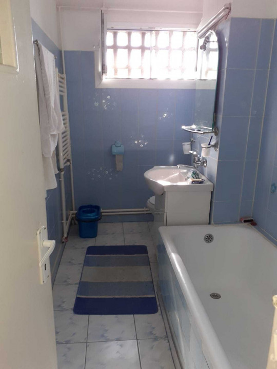 Centru, Str 9 Mai - Precista, Apartament cu 3 camere semidecomandat
