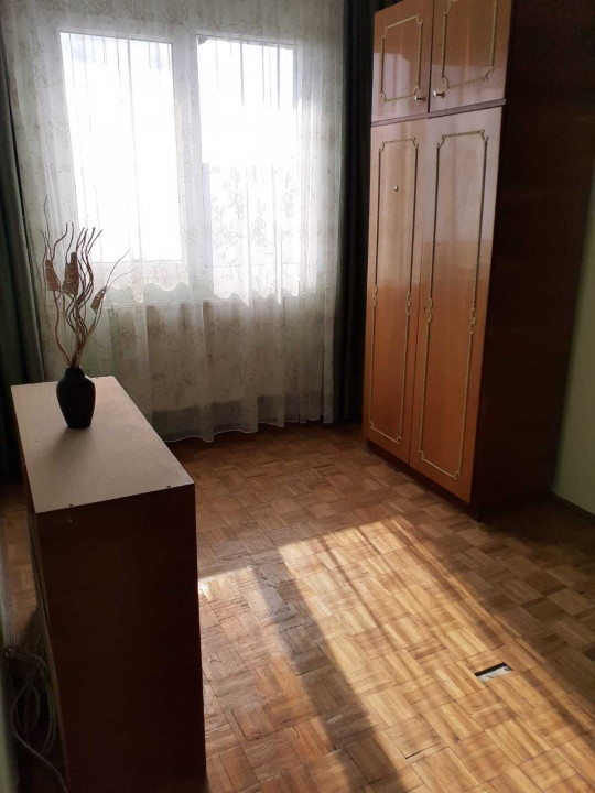 Centru, Str 9 Mai - Precista, Apartament cu 3 camere semidecomandat