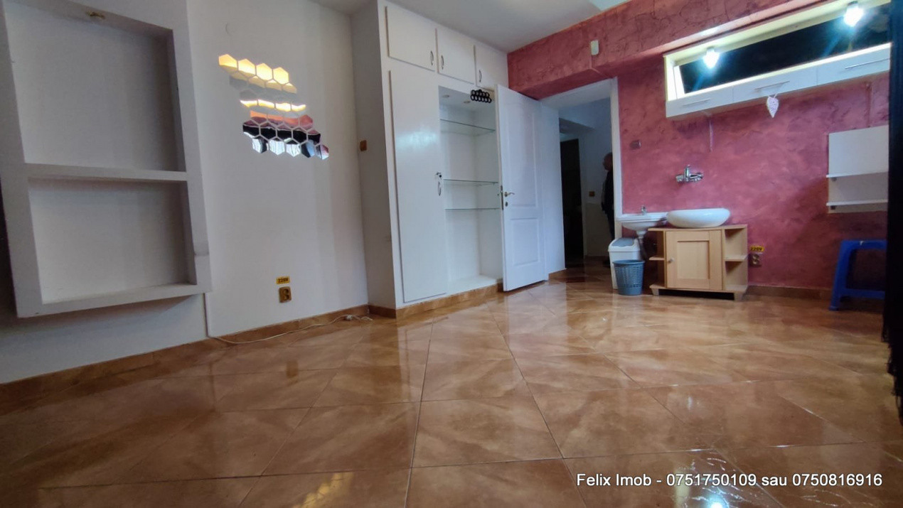 Centru- Bacau, Spatiu comercial pretabil cabinet de infrumusetare