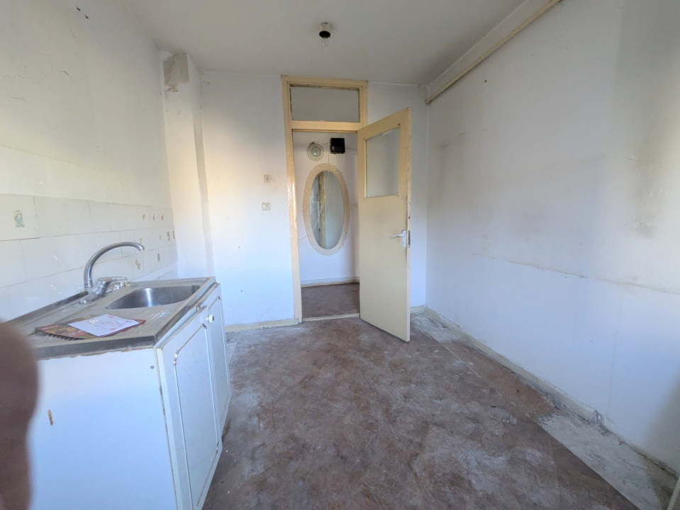 Str Carpati - Piata Sud, Apartament 3 camere, etaj 2/4, bucatarie mare