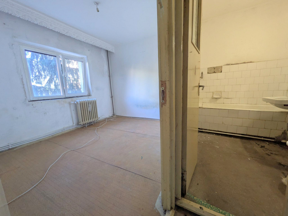 Str Carpati - Piata Sud, Apartament 3 camere, etaj 2/4, bucatarie mare