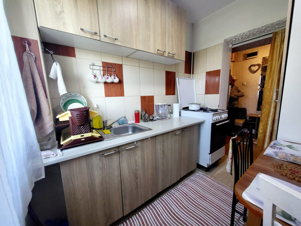 Apartament 3 camere semidecomandat, etaj 3/4, mobilat, Orizontului