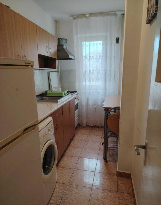 Vând apartament 2 camere decomandate, zona Narcisa, etaj mic