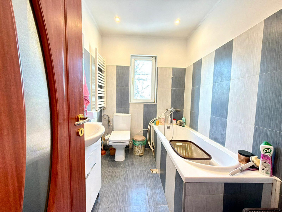 Letea Veche Casa P+M din caramida, an 2006, living + 3 Dormitoare