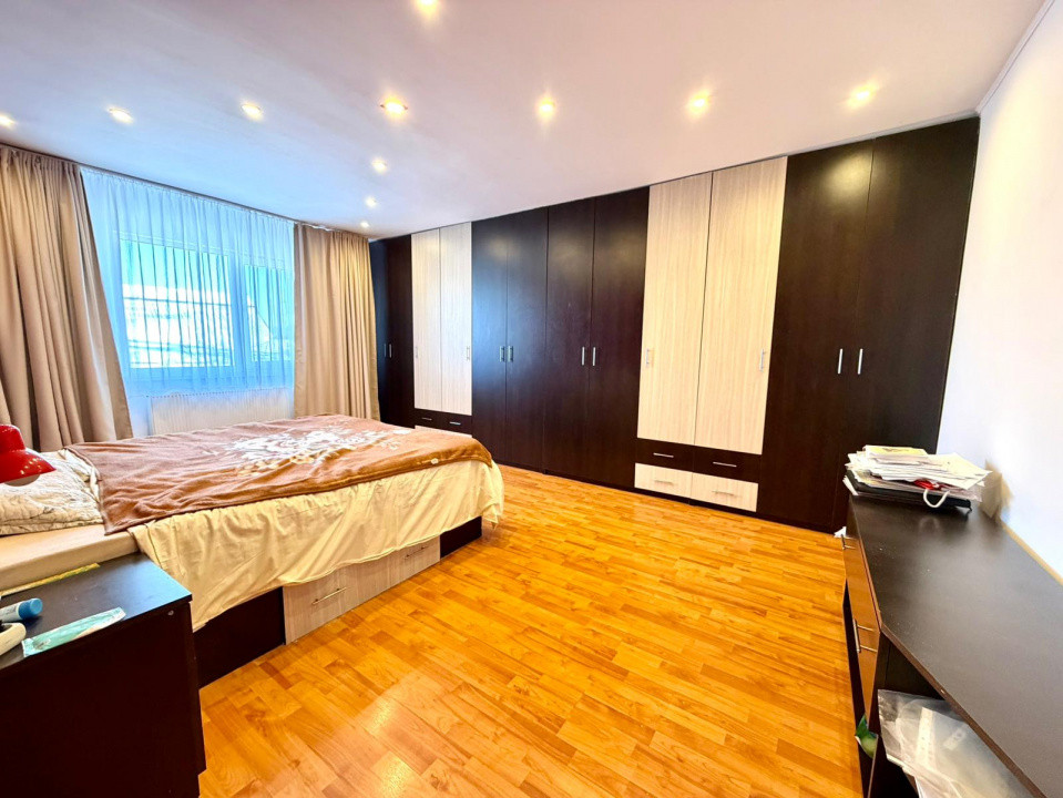 Letea Veche Casa P+M din caramida, an 2006, living + 3 Dormitoare