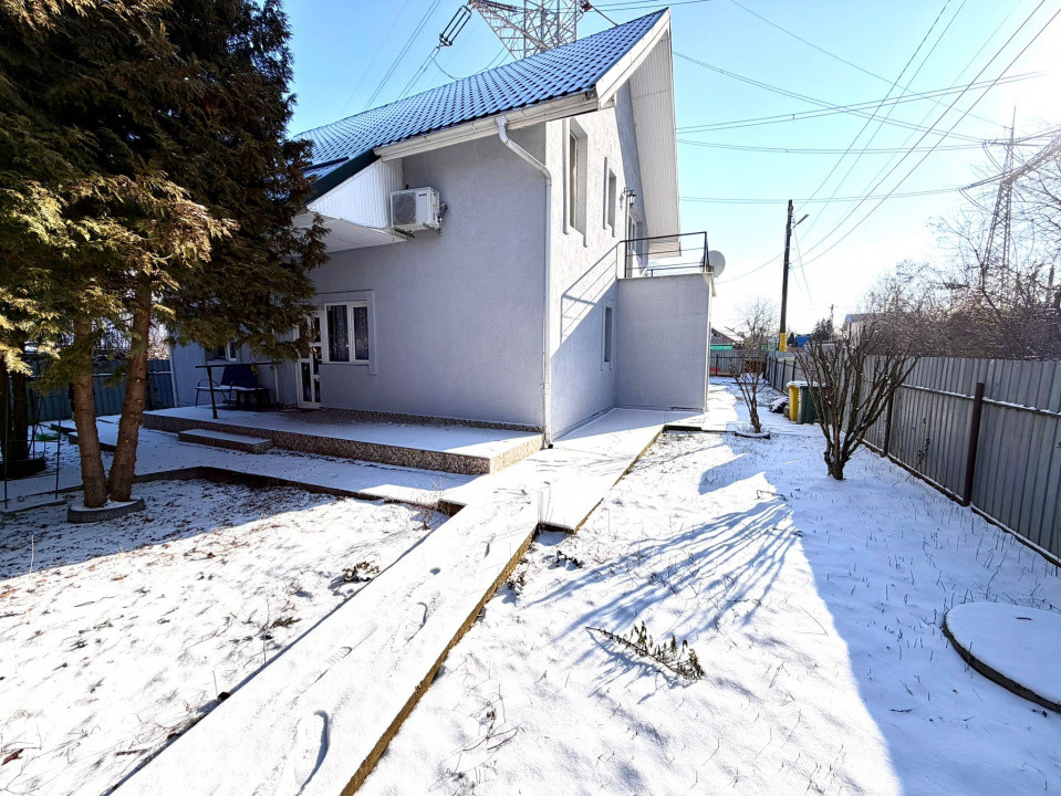 Letea Veche Casa P+M din caramida, an 2006, living + 3 Dormitoare