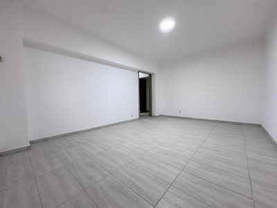 Apartament 3 camere, ultracentral – ideal birou/cabinet, lângă Piața Centrală