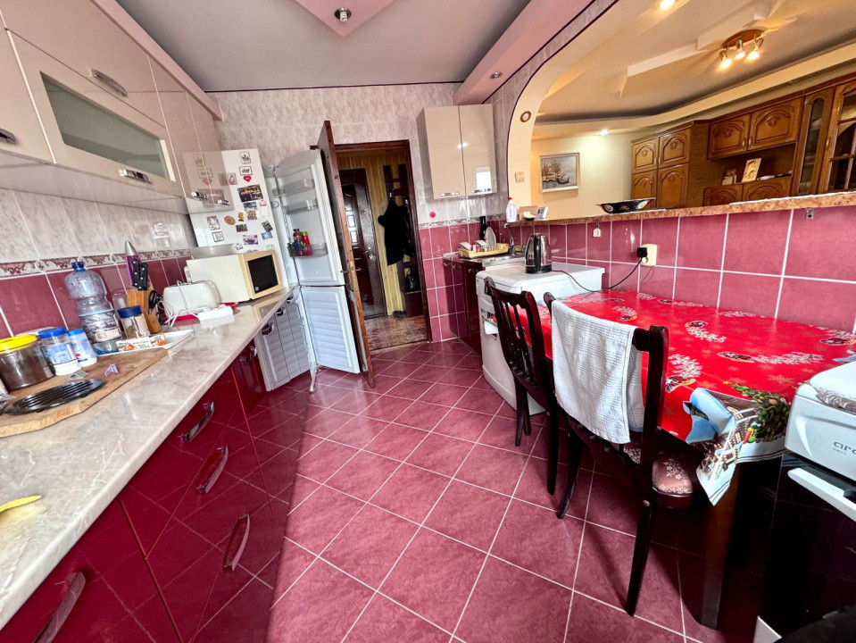 Mioritei - Carrefour, Stradal, Apartament 3 camere decomandat, 