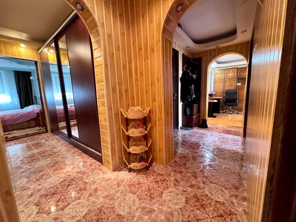 Mioritei - Carrefour, Stradal, Apartament 3 camere decomandat, 