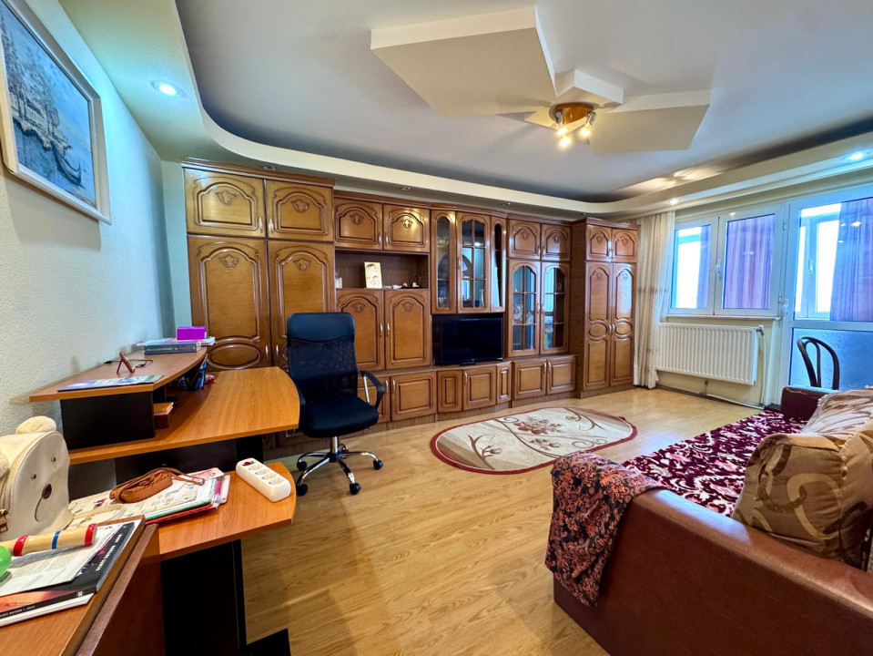 Mioritei - Carrefour, Stradal, Apartament 3 camere decomandat, 