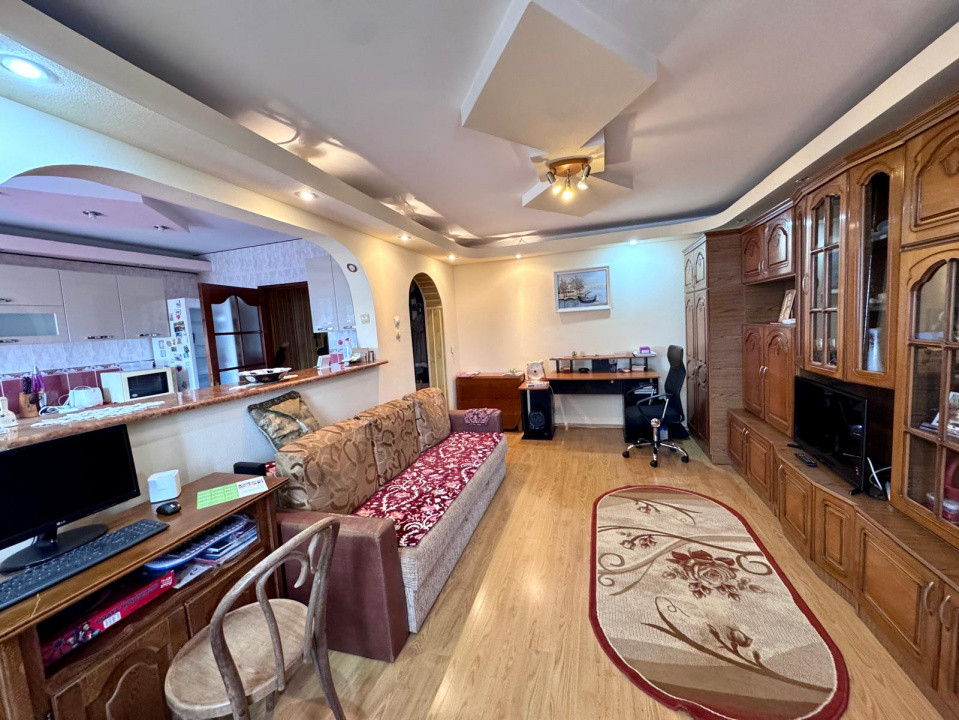 Mioritei - Carrefour, Stradal, Apartament 3 camere decomandat, 