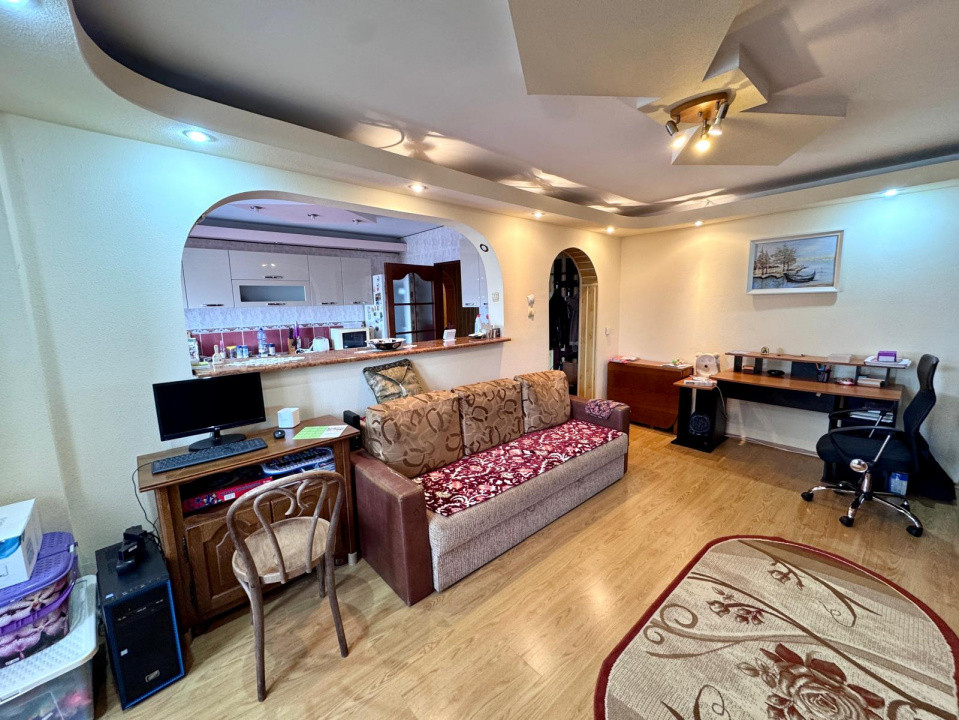 Mioritei - Carrefour, Stradal, Apartament 3 camere decomandat, 