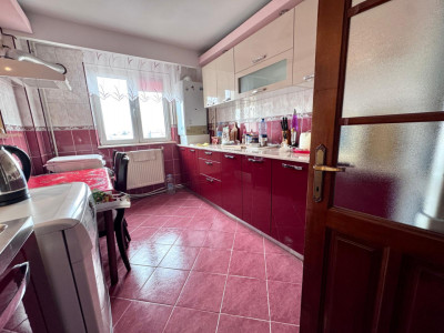 Mioritei - Carrefour, Stradal, Apartament 3 camere decomandat, 