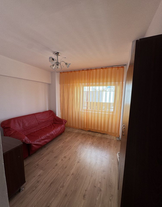 Inchiriez apartament 3 cam Decomandat, etaj 1, langa Hotel Decebal 