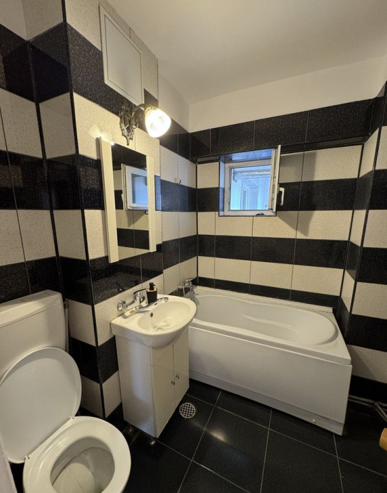 Inchiriez apartament 3 cam Decomandat, etaj 1, langa Hotel Decebal 