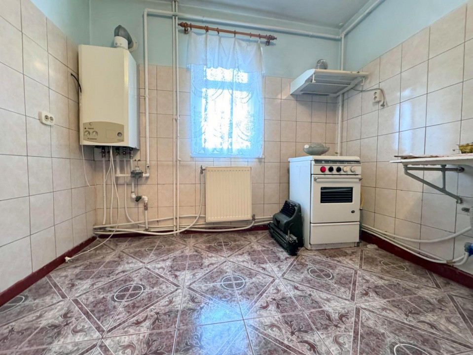 Str Miron Costin - scoala, Apartament 3 camere, etaj 3/4, cu centrala si izolat 