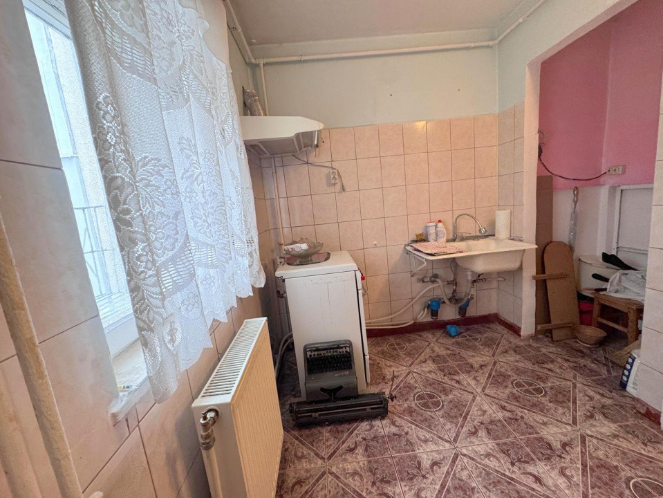 Str Miron Costin - scoala, Apartament 3 camere, etaj 3/4, cu centrala si izolat 