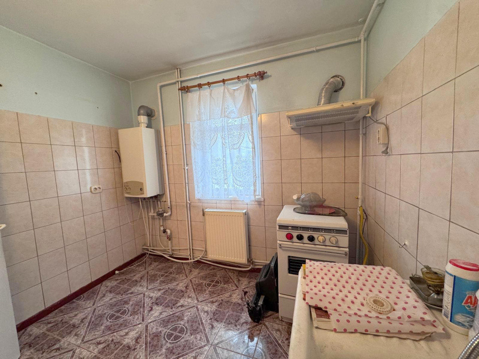 Str Miron Costin - scoala, Apartament 3 camere, etaj 3/4, cu centrala si izolat 