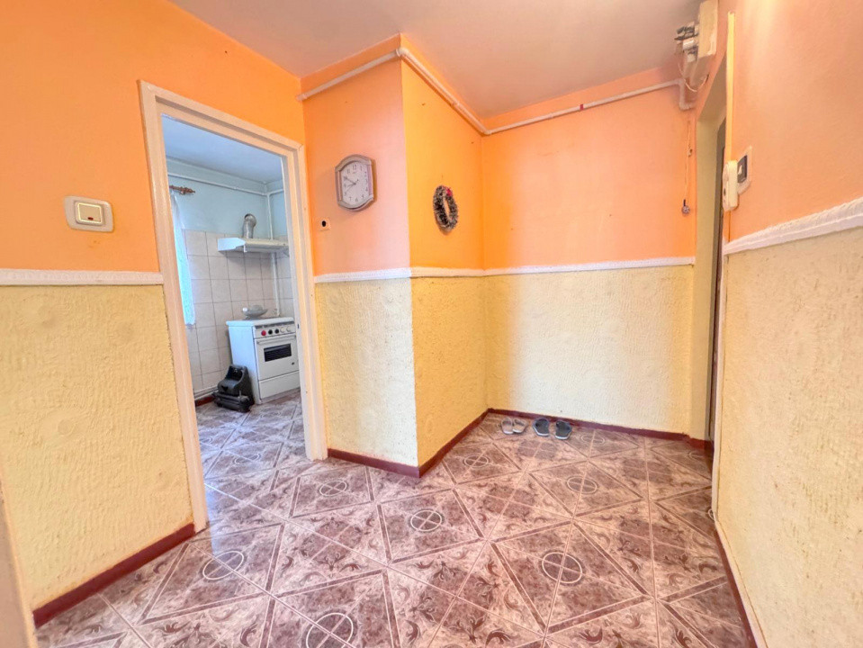 Str Miron Costin - scoala, Apartament 3 camere, etaj 3/4, cu centrala si izolat 