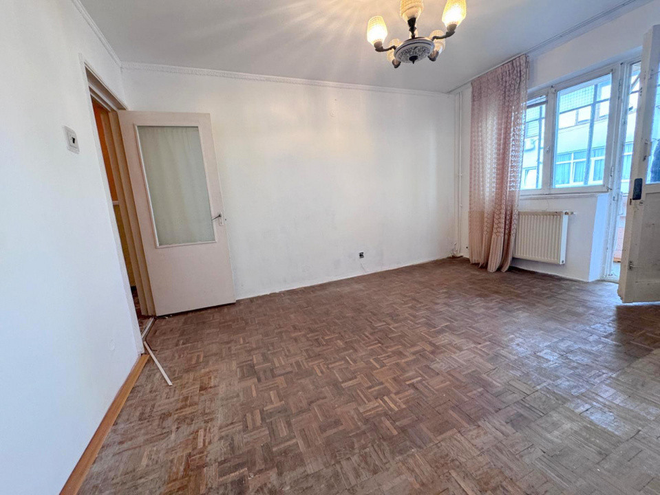 Str Miron Costin - scoala, Apartament 3 camere, etaj 3/4, cu centrala si izolat 