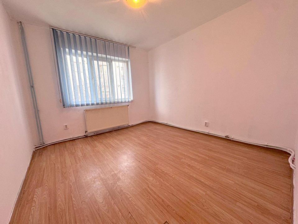 Str Miron Costin - scoala, Apartament 3 camere, etaj 3/4, cu centrala si izolat 