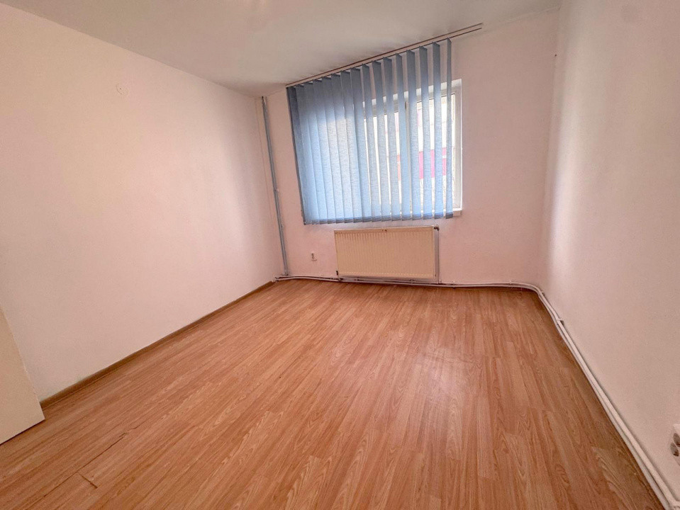 Str Miron Costin - scoala, Apartament 3 camere, etaj 3/4, cu centrala si izolat 