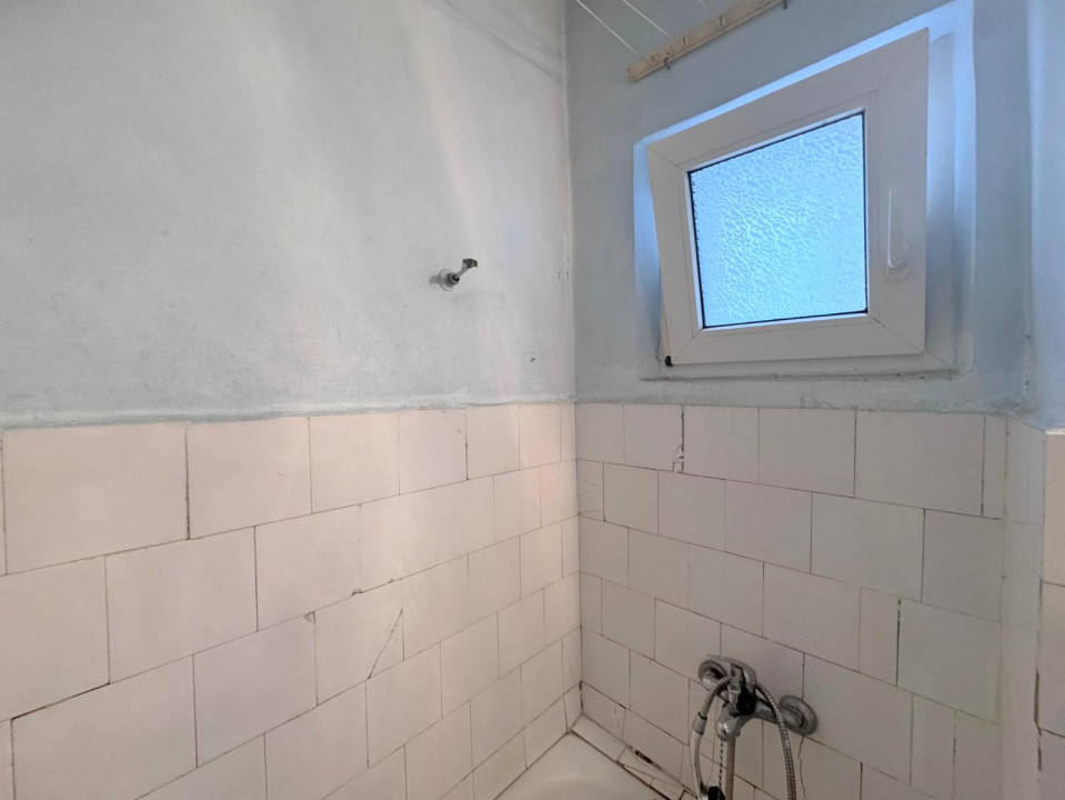 Str Miron Costin - scoala, Apartament 3 camere, etaj 3/4, cu centrala si izolat 